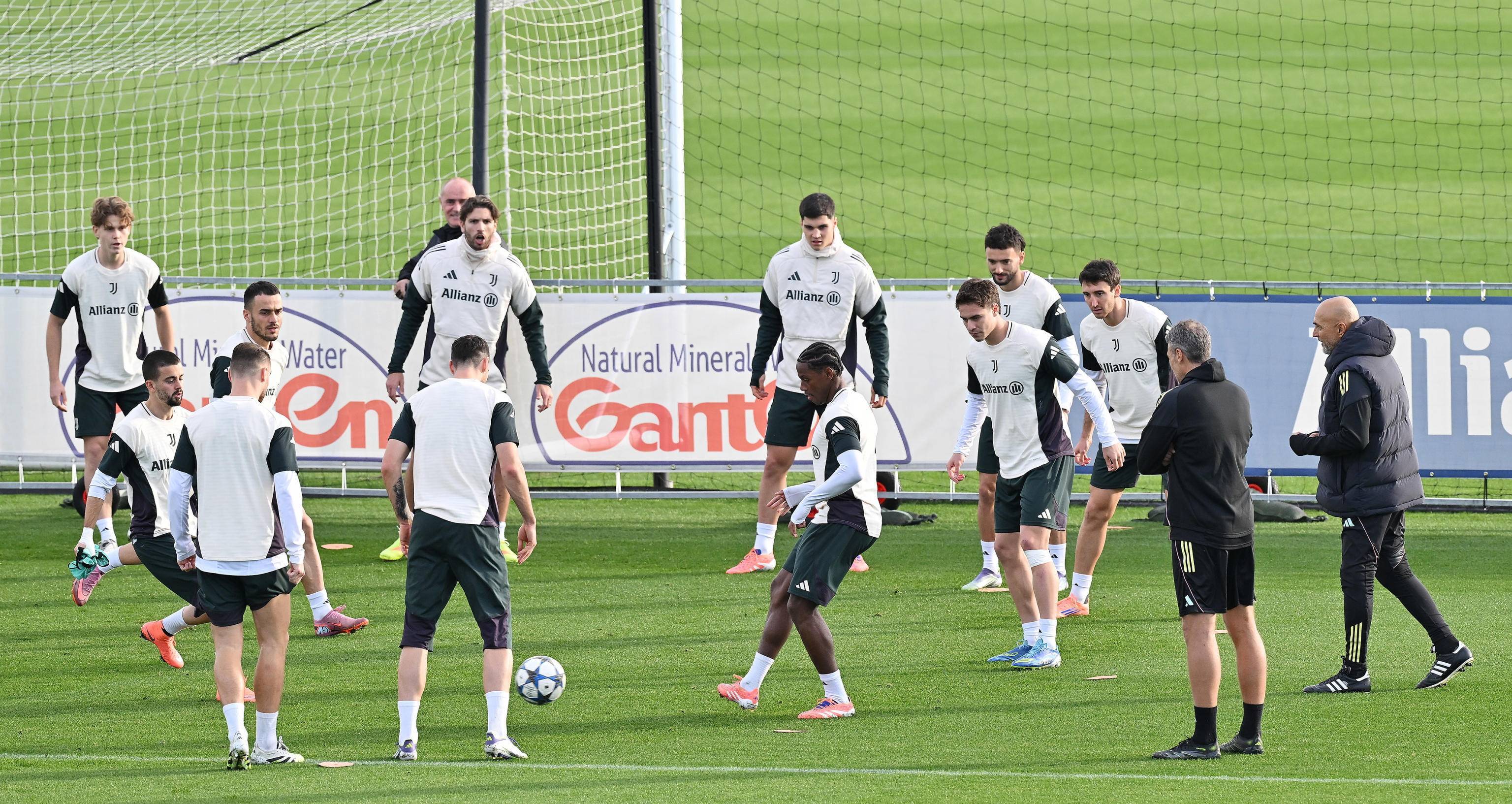 ayx体育赛事直播转会期拉齐奥备战欧冠，刷新队史纪录细节曝光，压力陡增，心理建设被强调(意甲拉齐奥12那不勒斯)